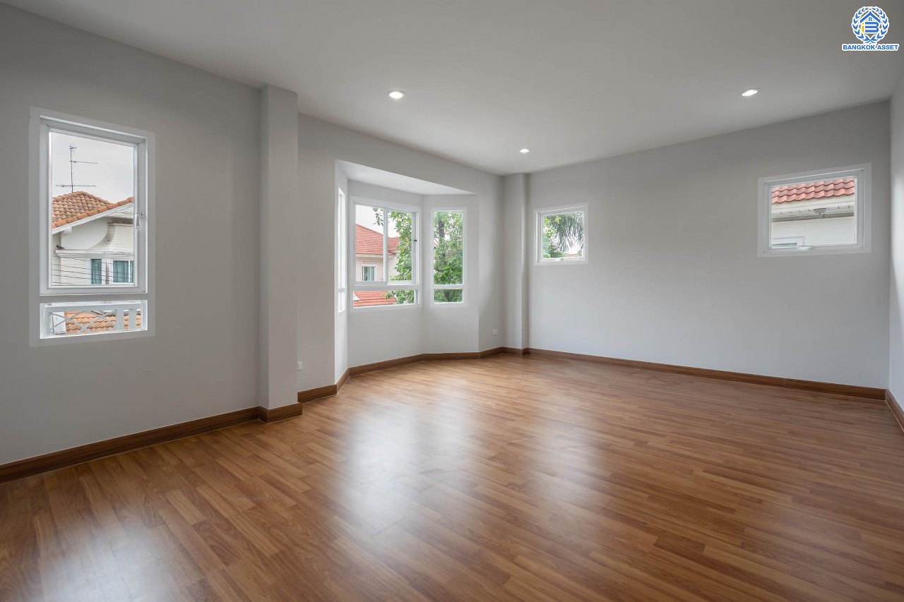 บ้านมือสองตกแต่งใหม่ ม.มณีรินทร์พาร์ค รัตนาธิเบศร์-ท่าอิฐ แบรนด์ Property Perfect เนื้อที่ 66.2 ตร.ว. ฟังก์ชัน 3 ห้องนอน 4 ห้องน้ำ 1 ห้องอเนกประสงค์ จอดรถได้ 2 คัน บนทำเลศักยภาพ เชื่อมต่อทั้ง ถนนรัตนาธิเบศร์ และถนนราชพฤกษ์ ใจกลาง 2 เซ็นทรัลฯ ใกล้ทางด่วนงามวงศ์วาน และรถไฟฟ้า "สถานีบางรักน้อยท่าอิฐ"